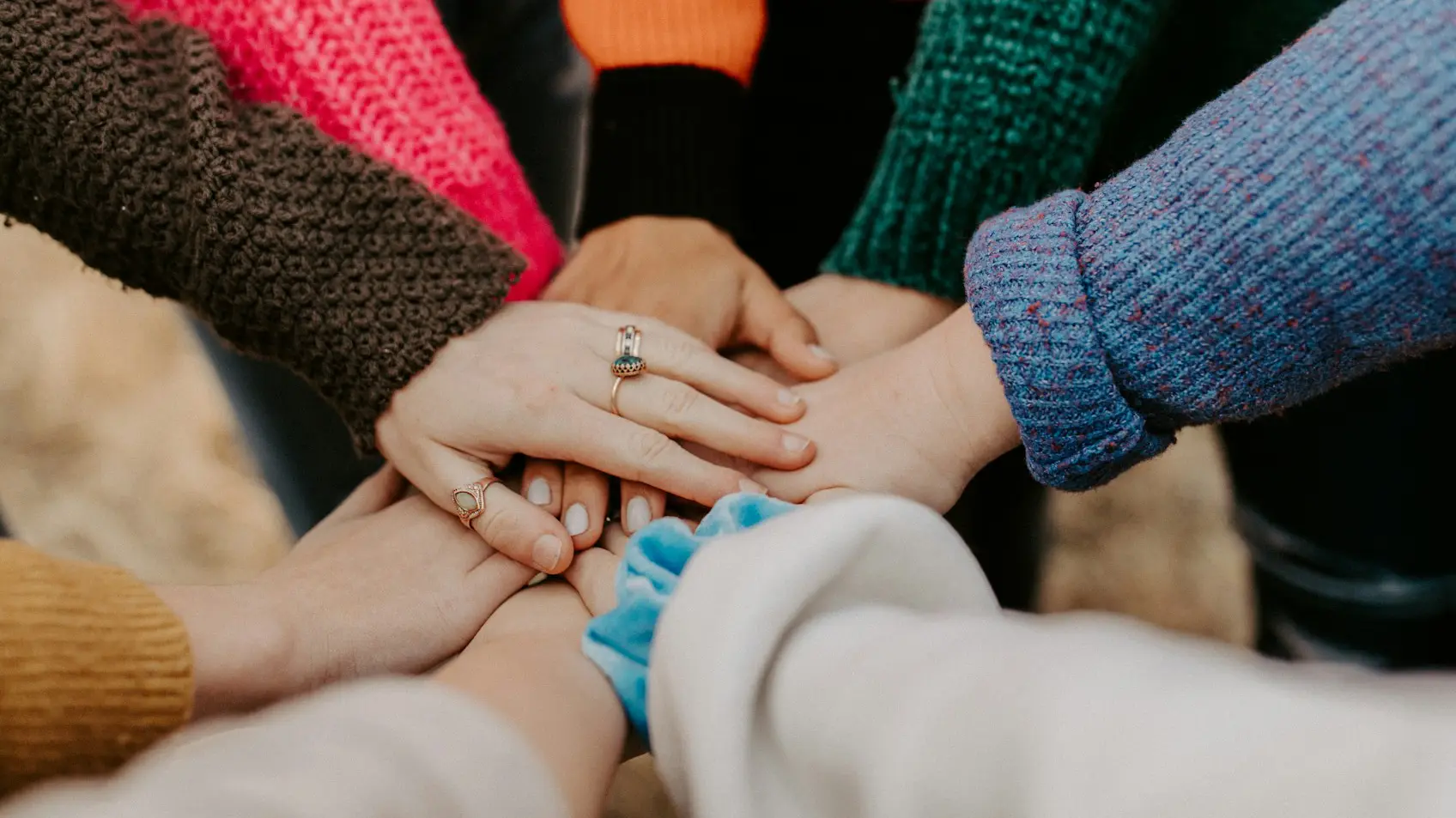 Női kezek egymáson, ahogy kapcsolódnak.